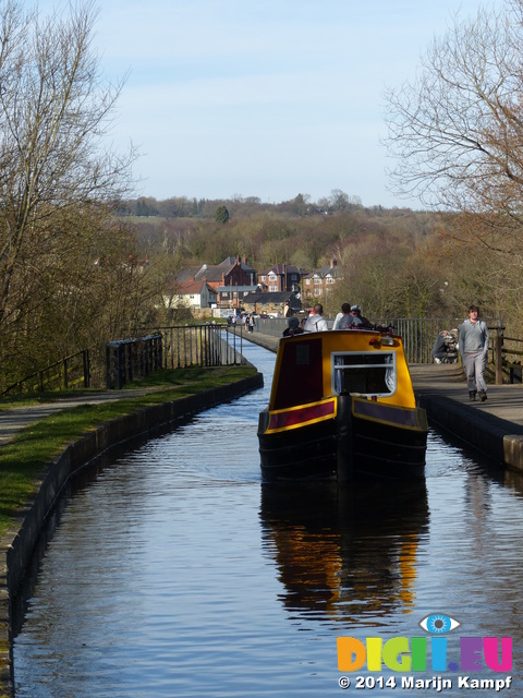 FZ003938 Canal boat by Pontcysyllte Aqueduct, Llangollen